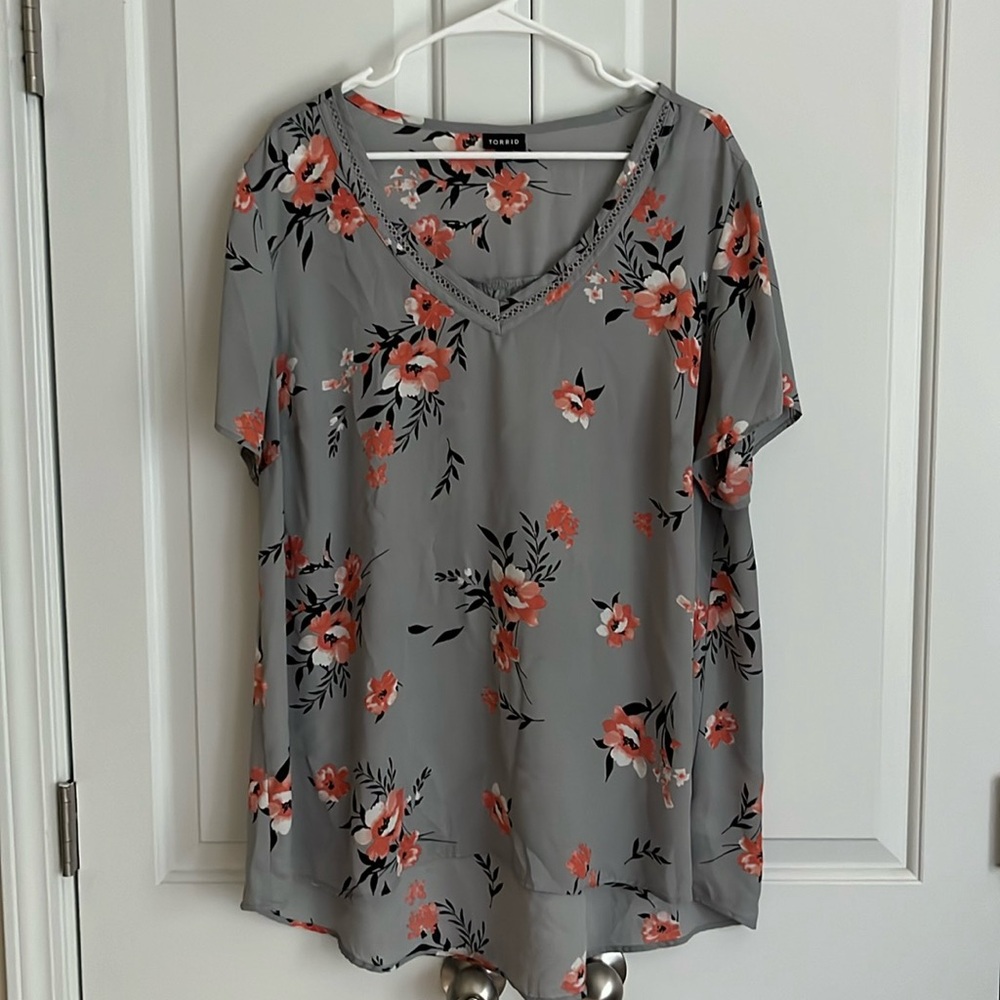 Torrid short sleeve blouse. Gray with coral/black flowers.